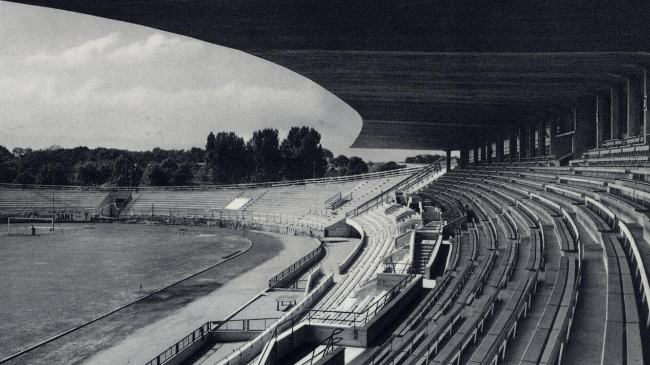 Le Stade Olympique de la Pontaise en 1954: vue de la tribune couverte nord. Brochure «Lausanne siège de l’Olympisme moderne» éditée par la Ville de Lausanne, 1954