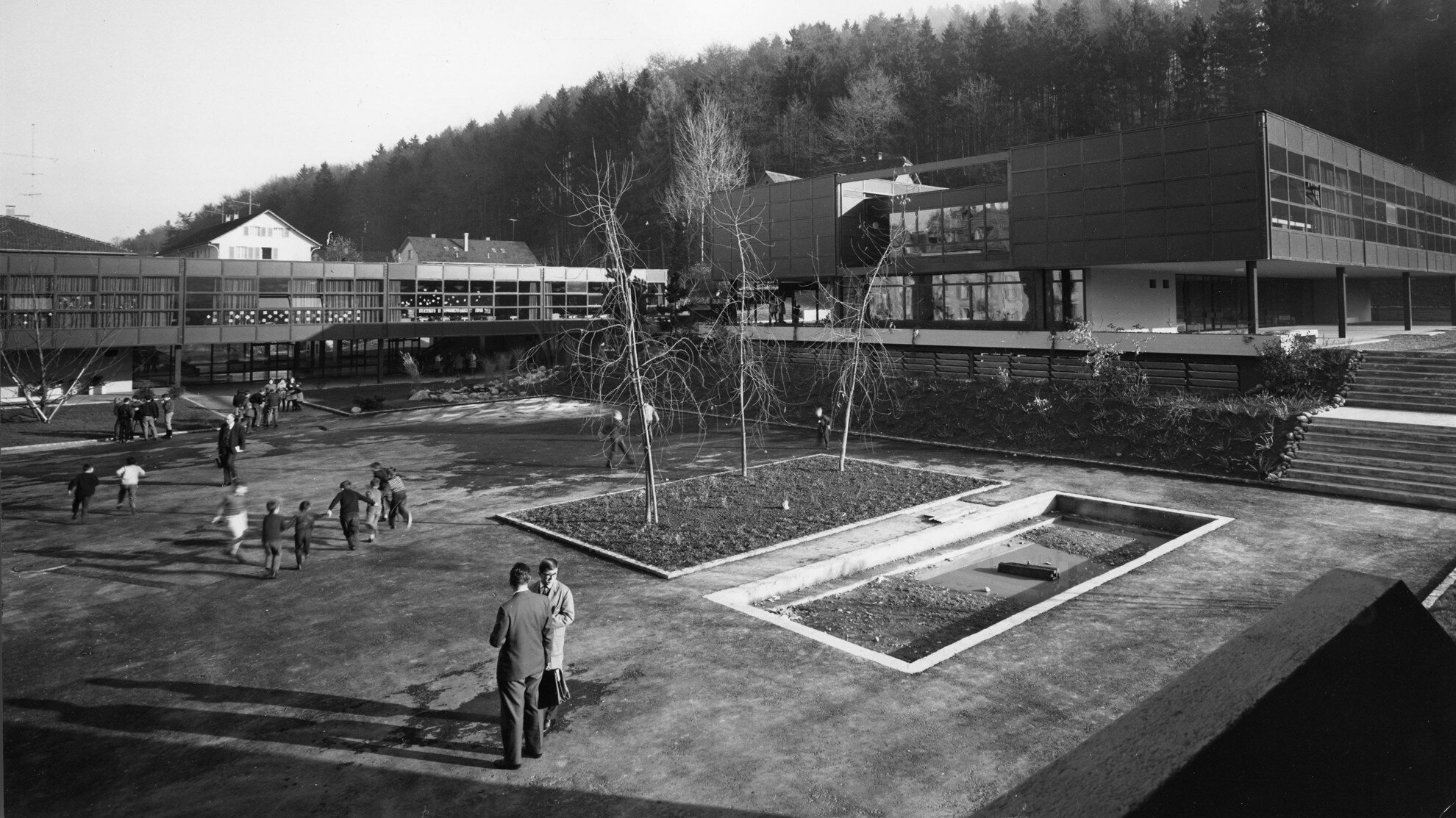Grenzhofschulhaus mit Pausenplatz (1967)